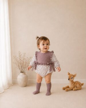Pelele de bebé niña en bambula malva empolvado con cuello de plumeti