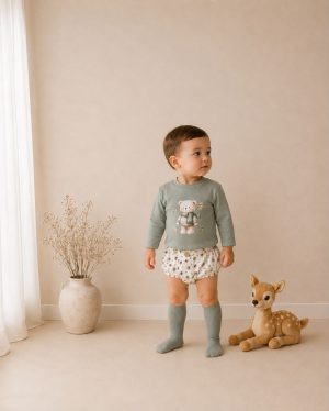 Conjunto de niño en verde empolvado con ilustración de osito