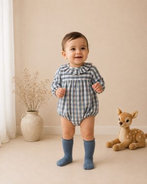 Pelele de bebé Esencia en tejido de cuadro vichy celeste